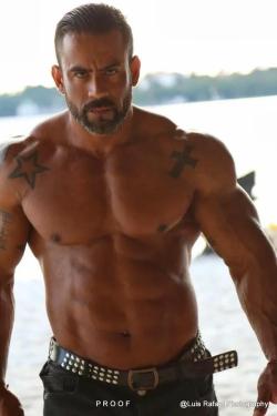 beardedandburly:  Juan Luis Gavilan, argentinean bodybuilder