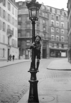 mimbeau:  Rue Lepic at Montmartre Paris 1930s Keystone Agency