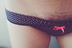 coquettish-ly:  Pubic hair and polka dots 