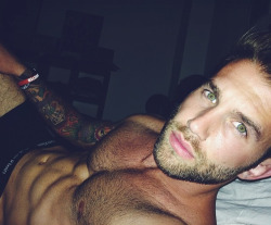 jeffandnatelike:  Reblog if you want to wake up next to this