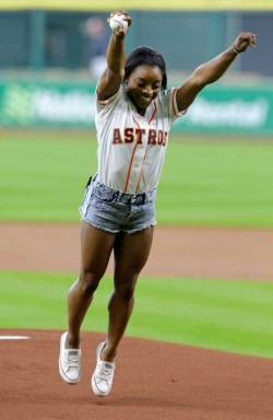 divalocity:  Gymnast Simone Biles threw out the first pitch at the Houston Astros game on Monday!   Photography Credit: Melissa Phillip/Houston Chronicle    H town
