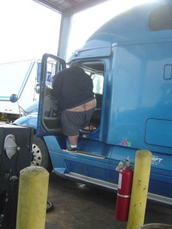 bignheavy:  sumoboy69:  Why dont truckers like this stop by my