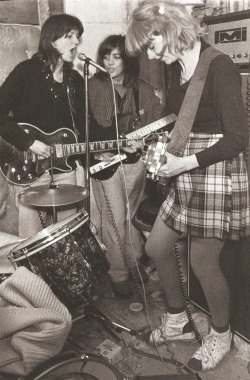 punkpostpunk:  The Raincoats photographed by Janette Beckman,