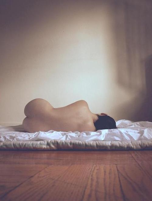 siyahalbatros:    Woman on the floor, BY DanezRod