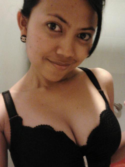 cewekcabecabean:  Cewek Subang Hot Toge Part 1 