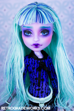 retrogradeworks:  Twyla is available here in my Storenvy!: http://kawaiimachine.storenvy.com/products/1932206-custom-monster-high-repaint-twyla