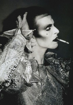 aaron-symons:David Bowie photographed by Brian Duffy for “Scary