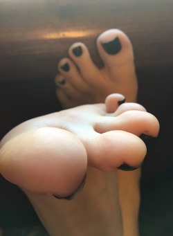 kissabletoes:  Get your mouth ready because these sexy toes need