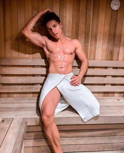 hotndfunny:  Sexy sauna babe….  Follow for more hot guys: Hotndfunny
