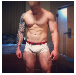 men-in-underwear:  SUBMIT YOUR PICS LADS