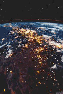 born-die-replay:  banshy:  ISS Symphony   in love.