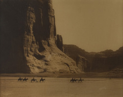 killerbeesting:Edward S. Curtis, Canon de Chelly - Navaho, 1904