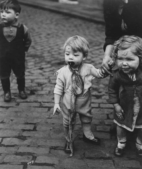 Bill Brandt - Children in Sheffield, 1937. Nudes & Noises