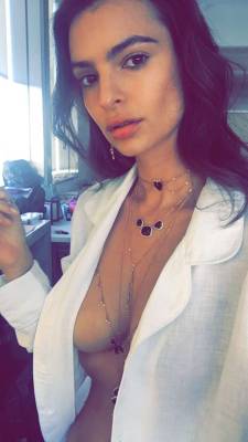 smoopys-celebs:  Emily Ratajkowski sideboob cleavage