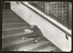 Lewis Hine, Newsboy asleep on stairs, ca 1912.