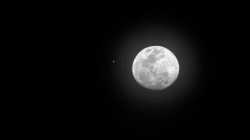 latapitaespera:  s-i-n-d-i-o-s:  La luna y su buen amigo Júpiter,