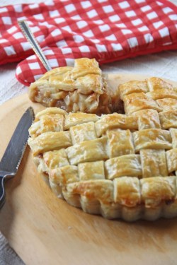 kayellecee-melove:  Apple Pie anybody? This recipe comes from