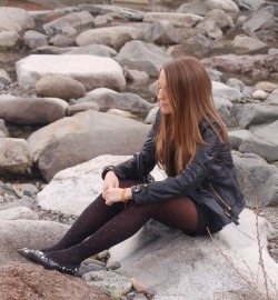 tightsobsession:  Sitting outside in patterned tights and flats.