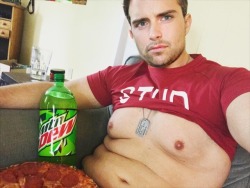 filled-out:  hidetheabsstore:  Soda & a Pizza  Neck up he