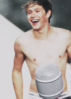  niall being shirtless                