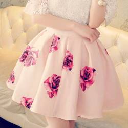 world-of-asian-style:    Rose Print Flare White Skirt (15.67$)