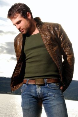 pikknick:  hairyjeans:  Stubble on faces and bulges in denim… 