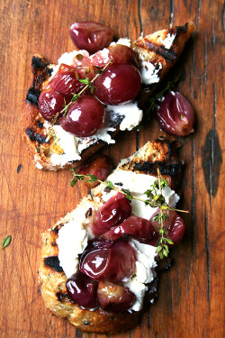 alexandraskitchen:  Thyme-roasted grapes with homemade ricotta