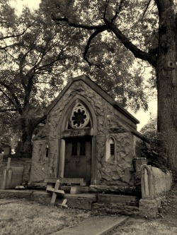 lost-in-woodlawn:  Happy Halloween! A spooky-looking mausoleum