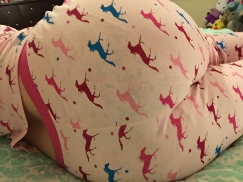 alexinspankingland:  These pajamas are SO CUTE. They have ponies on them!