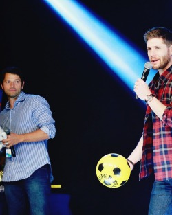 winchimpala:   The way Misha looks at Jensen ˘◡˘ 