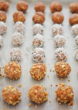 fullcravings:  7 Ingredient Vegan Peanut Butter Balls