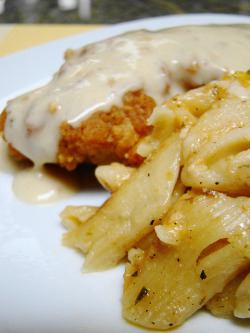 veganfeast:  Chicken Fried Seitan with White Gravy and Mac’nCheeze