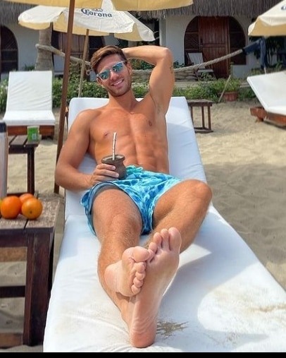 whitemalefeet:  What a hunk. ;)