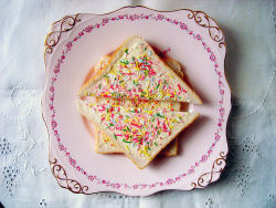 bamhbi:  plumelo:  i need to try this  FAIRY BREAD OMG I LOVE