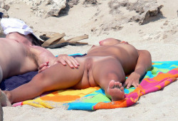 nudebeachvoyeurs:  Amateur beach voyeur exposing naked girls