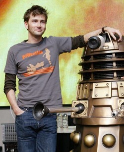 davidtennantontwitter:  David Tennant Daily Photo!David and a