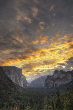 mistymorningme:  Yosemite Rising by Pathos Photos 