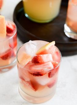 intensefoodcravings:  Sparkling Grapefruit Sangria | How Sweet