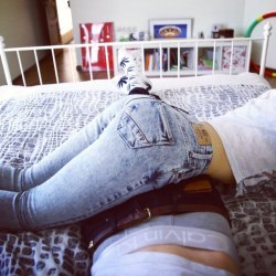 b0mbshell101:  i follow back(: