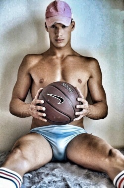 gearjock:  Awesome bulge.   gearjock.tumblr.com