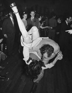 master-of-slave:  steroge:  Daring moves on the dance floor,