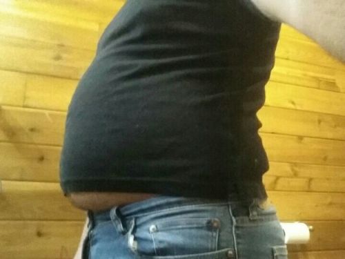 stuffinglover154:  Looks like I’m really starting to pack on the pounds again. #fat #gainer #bellyplay #belly #belly play #bhm #gut #bellystuffing 