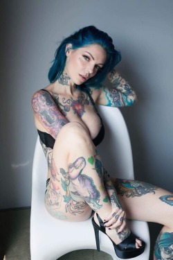 Extreme Tattoos und Piercings bei Frauen