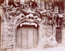 Eugène Atget - L'enfer, Cabaret, 53 bd de Clichy, Paris, 1898.