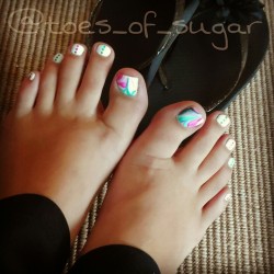 toesofsugar:  Tried a new design with water marbles. Looks pretty