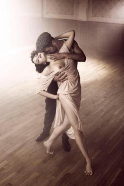 theguccislut:  Dancing passionate love… 
