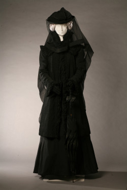 europeanafashion: Mourning Dress, around 1900  Foto: Christa