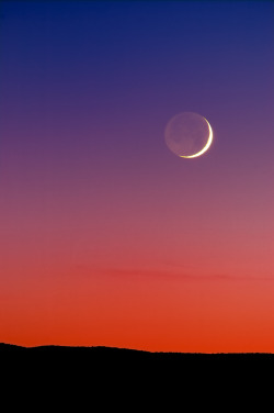 mystic-revelations:  Grand Crescent Moon Sunset (by Fort Photo)