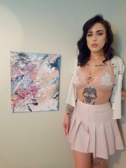 dreamy-babydoll:  Only posted for the outfit & painting
