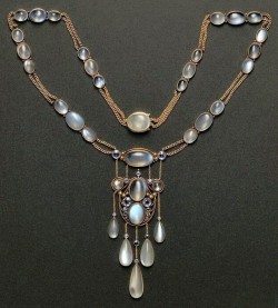 thegryphonsnest:  Antique Moonstone & Gold Necklace  